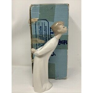 Lladro Boy Blowing A Kiss Nino Soplando #4869 w/original box